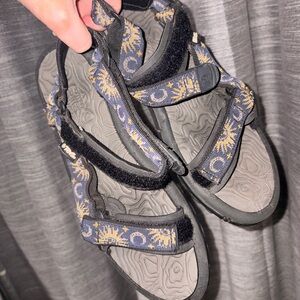 Teva women’s hiking outdoor sandals
